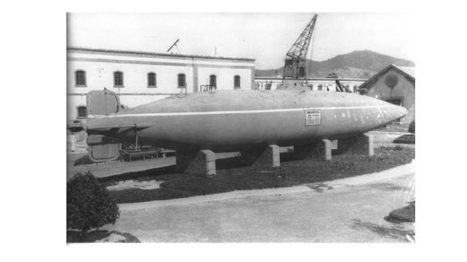 Submarino Peral en su primera ubicación en Cartagena, la Base de Submarinos (fuente A. Arévalo).