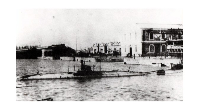 Submarino atracado en La Carraca (fuente A. Arévalo).