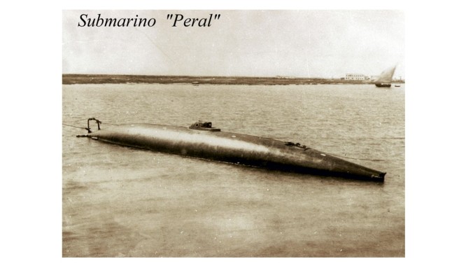 Submarino amarrado en los caños de la Carraca, ya desahuciado (fuente A. Arévalo).