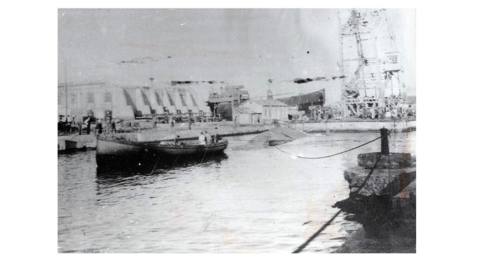 Submarino Peral siendo preparado para su traslado a Cartagena (fuente A. Arévalo).