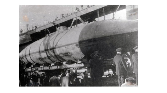 Submarino Peral siendo trasladado a la Base de Submarinos (fuente A. Arévalo).