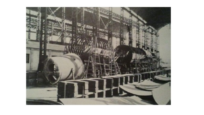 El submarino G-1 en proceso de construcción en los astilleros de Cartagena (E.N. Bazán).